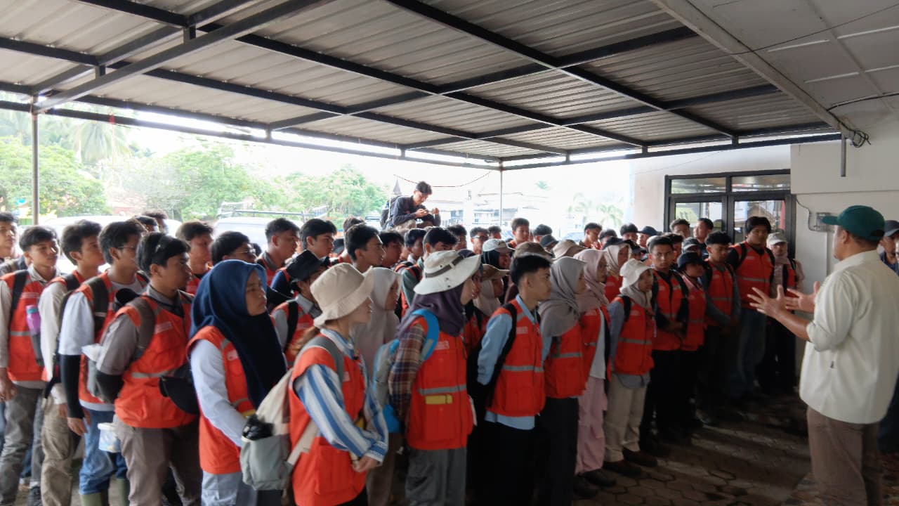 Pendampingan Kuliah Lapangan Mahasiswa  Program Studi Teknik Geologi Universitas Negeri Padang Ke Geopark Ranah Minang Silokek